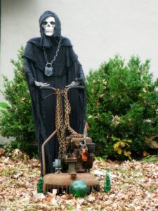 Halloween Lawn Decor for Halloween Costume Contests.