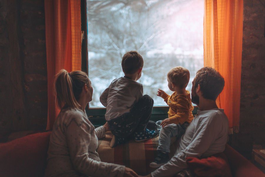 10 Indoor activities for cold and rainy days in Franklin and Williamson County_ family looing out window in winter.