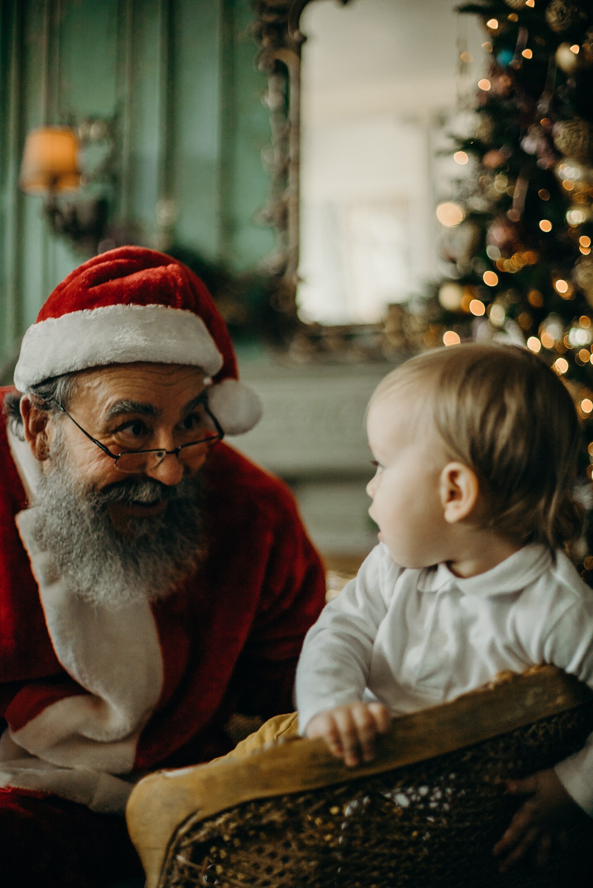 Santa photo in Franklin, Tennessee_Santa and Child.