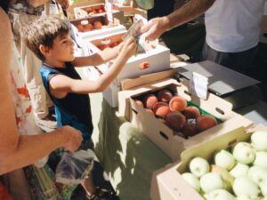 Family-Shopping-at-the-Farmers-Market