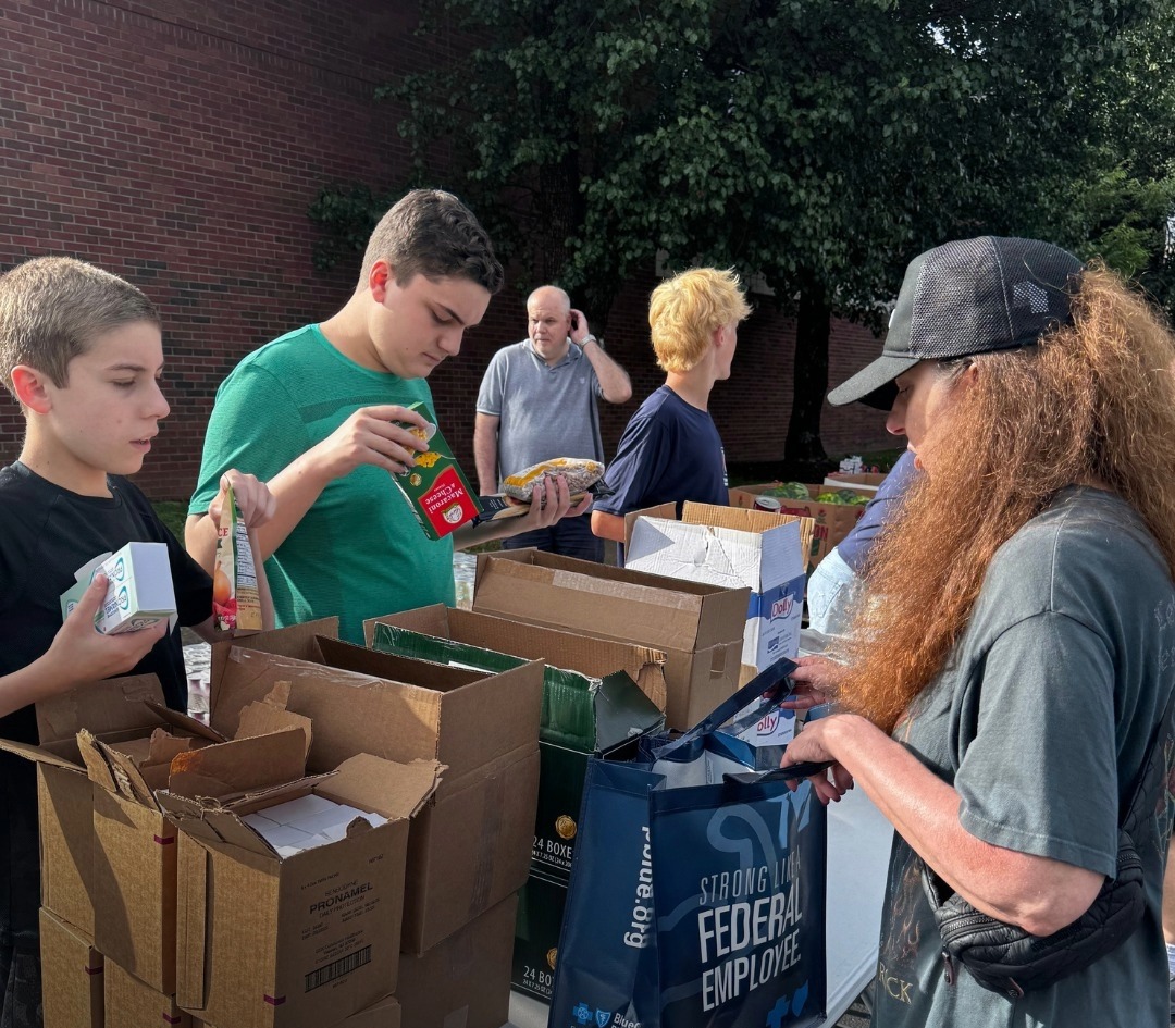 OneGenAway Franklin TN Volunteers loading food onto a truck
