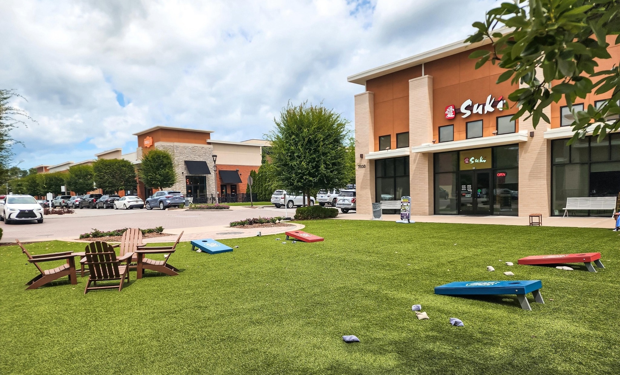 Family Friendly Dining in Brentwood, TN, CityPark Brentwood shopping center lawn.