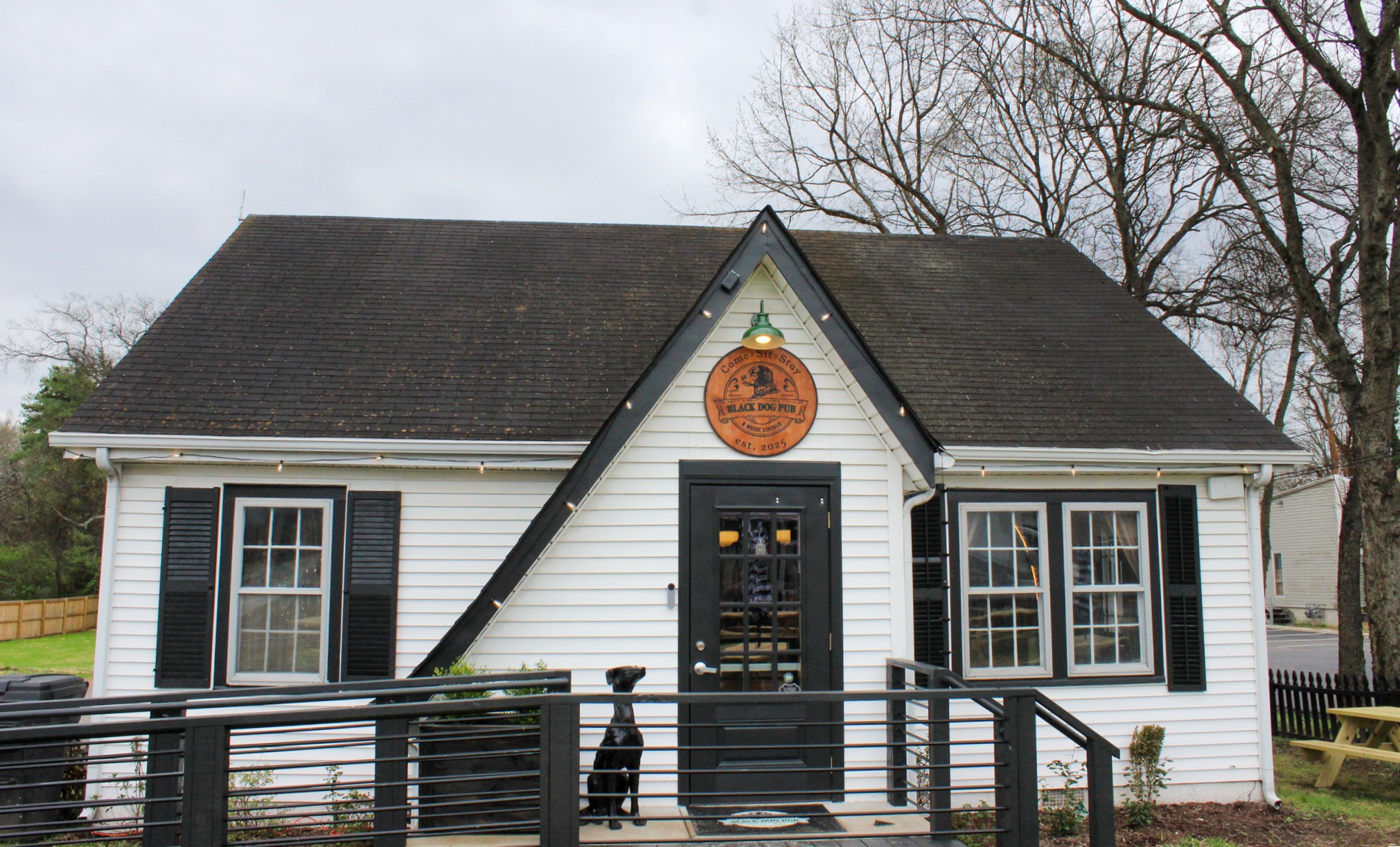 Black Dog Pub & Music Lounge in Franklin, Tennessee, a place for friends, families, and dogs to gather and enjoy food, drinks, and live music