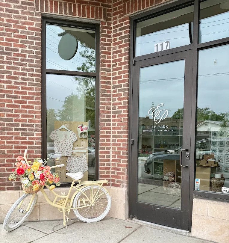 Elle Park storefront in Downtown Franklin, Tennessee, featuring stylish women's clothing, accessories, and boutique fashion